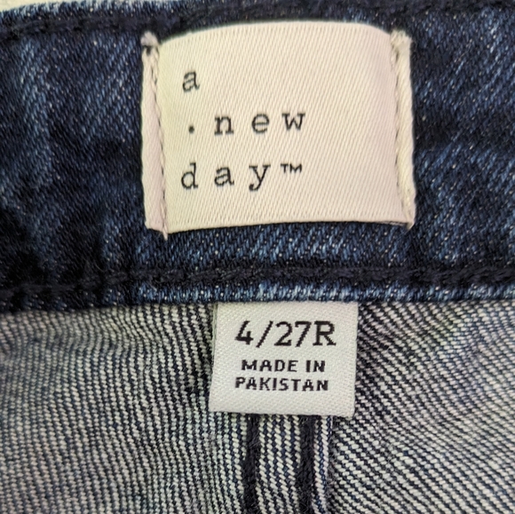 Women's dark blue jeans. - Picture 8 of 10